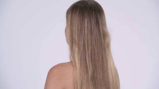 Vue arrière de jeune belle femme blonde torse nu regardant par-dessus l'épaule — Video