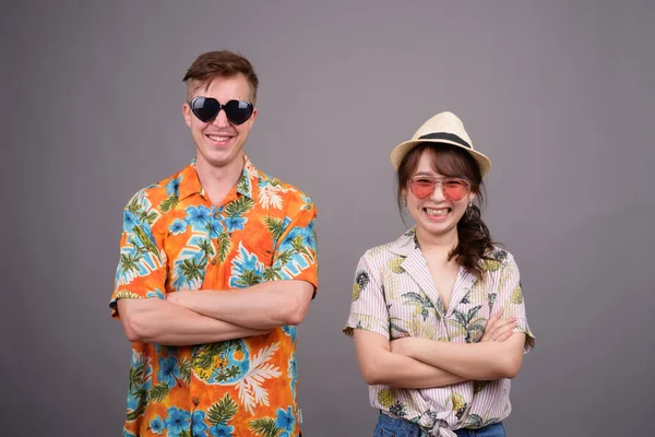 Multi etniczne turystycznych para sobie okulary i hawajskiej koszuli — Zdjęcie stockowe