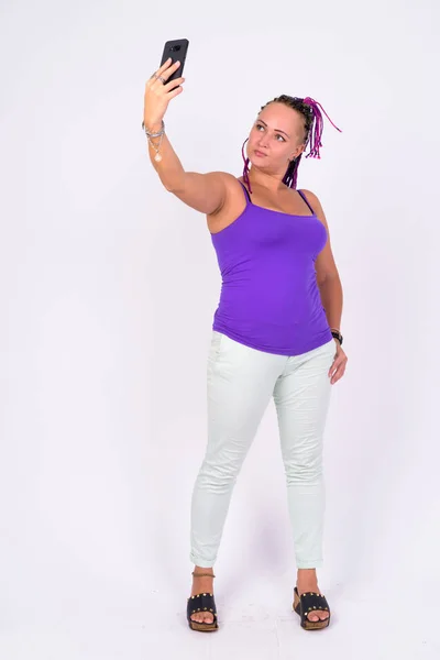 Teljes test lövés a lázadó nő raszta figyelembe selfie — Stock Fotó