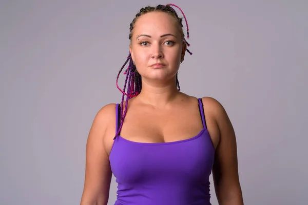 Retrato de mulher rebelde com dreadlocks olhando para a câmera — Fotografia de Stock