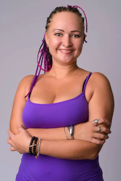 Portrait de heureuse femme rebelle souriant avec les bras croisés — Photo