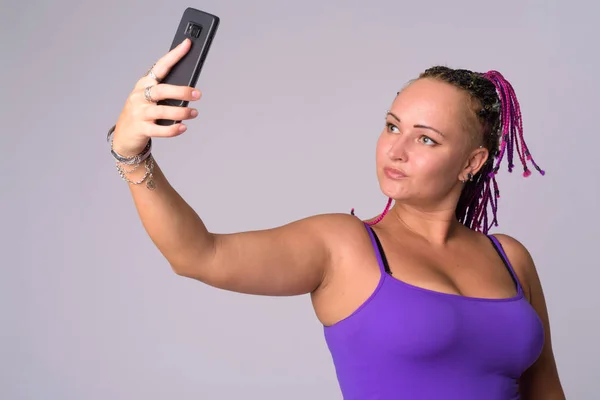 Portré lázadó nő vesz selfie telefont — Stock Fotó