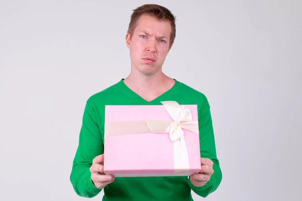 Stressé jeune homme avec boîte cadeau prêt pour la Saint Valentin — Photo