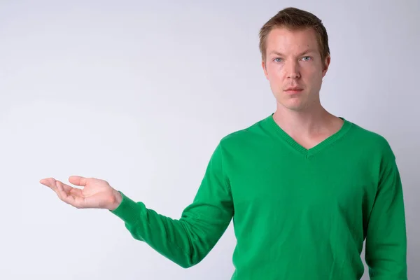 Retrato de homem bonito jovem mostrando algo — Fotografia de Stock