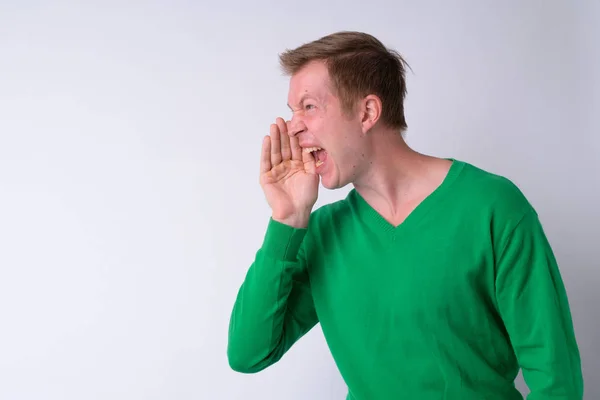 Profile view of angry young man shouting and screaming — Stock Photo, Image