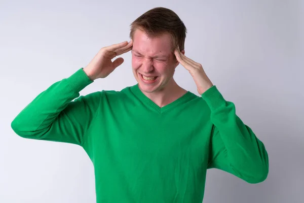 Portrait d'un jeune homme stressé ayant mal à la tête — Photo