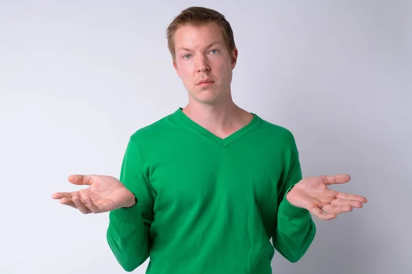 Retrato de jovem confuso encolhendo ombros — Fotografia de Stock