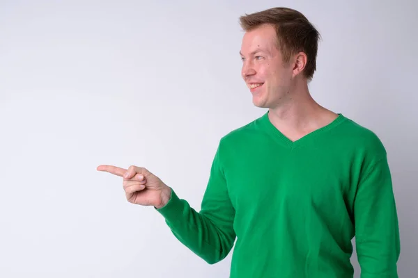 Perfil vista de feliz jovem bonito homem apontando para o lado — Fotografia de Stock