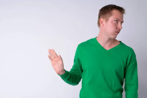 Retrato de jovem irritado mostrando gesto stop — Fotografia de Stock