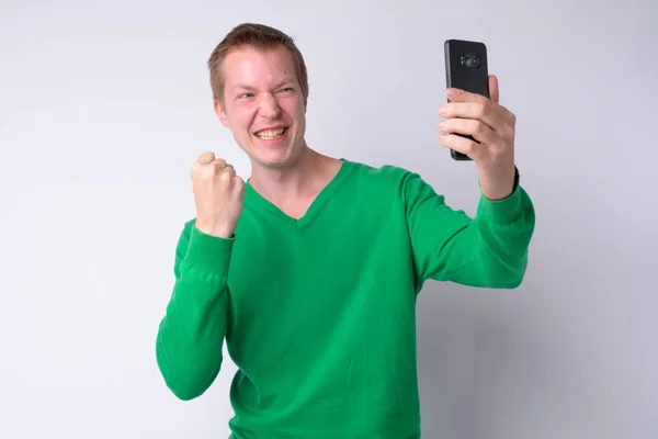 Feliz jovem bonito homem tomando selfie telefone — Fotografia de Stock