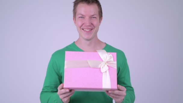 Glad ung stilig man med presentbox redo för alla hjärtans dag — Stockvideo