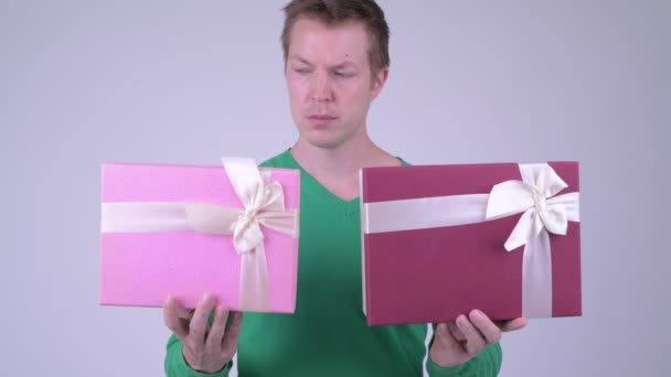 2 선물 상자 발렌타인 데이 대 한 준비와 함께 행복 한 젊은 잘생긴 남자 — 비디오