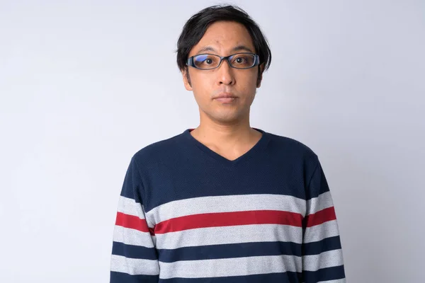 Portrét japonského muže proti bílým pozadím — Stock fotografie