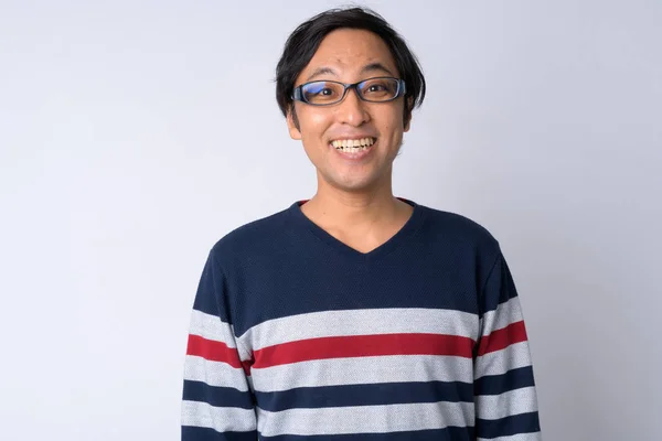Портрет счастливого японца, улыбающегося на белом фоне — стоковое фото