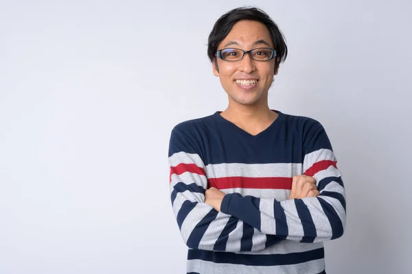 Retrato de feliz hombre japonés sonriendo con los brazos cruzados —  Fotos de Stock