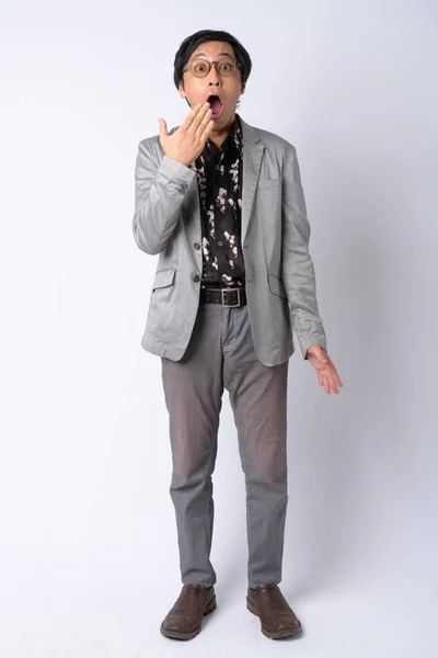 Full body shot of surprised Japanese businessman covering mouth — Stock Photo, Image