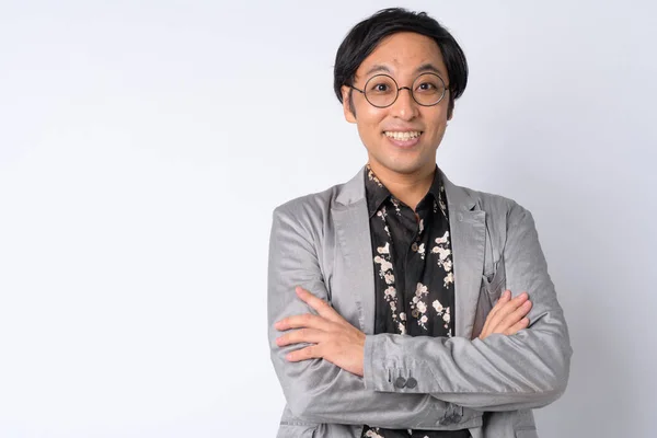 Retrato de feliz empresario japonés sonriendo con los brazos cruzados —  Fotos de Stock