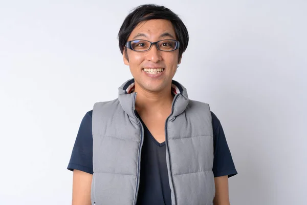 Retrato de feliz hombre japonés sonriendo listo para el senderismo —  Fotos de Stock