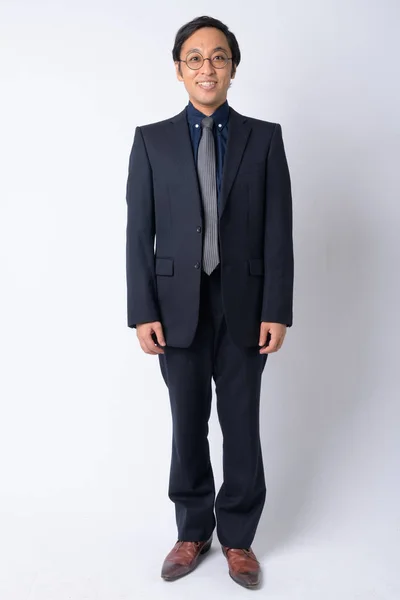 Full body shot di felice uomo d'affari giapponese in giacca e cravatta sorridente — Foto Stock