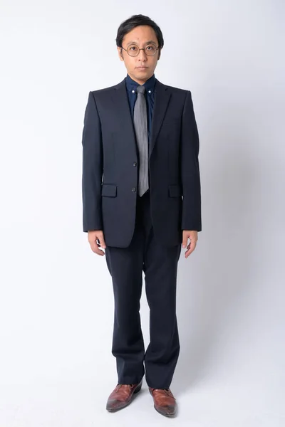 Colpo completo di uomo d'affari giapponese in giacca e cravatta — Foto Stock