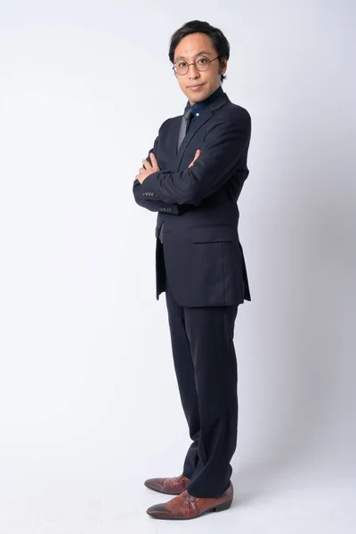 Full body shot profilo vista di uomo d'affari giapponese in tuta con le braccia incrociate — Foto Stock