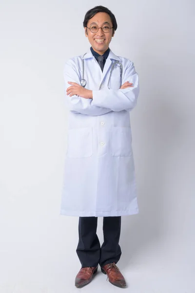 Colpo pieno del corpo di felice giapponese uomo medico con le braccia incrociate — Foto Stock