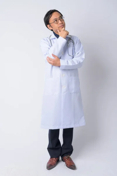 Ganzkörper schuss von japanisch mann doctor thinking — Stockfoto