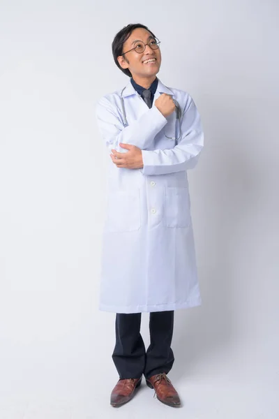 Ganzkörper schuss von glücklich japanisch mann doktor thinking — Stockfoto