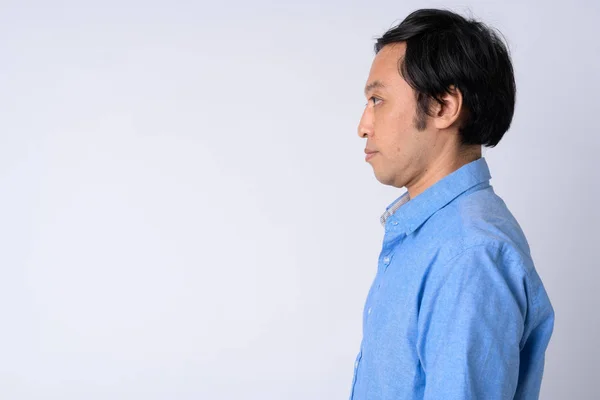 Vy av japansk affärsman mot vit bakgrund — Stockfoto