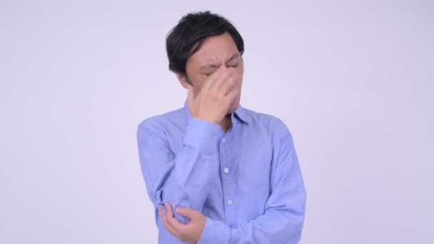 Стрессовый японский бизнесмен получает плохие новости — стоковое видео