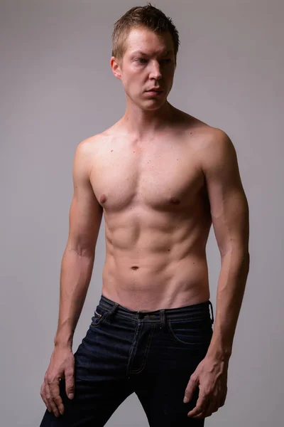 Estúdio tiro de jovem bonito muscular sem camisa homem pensando — Fotografia de Stock