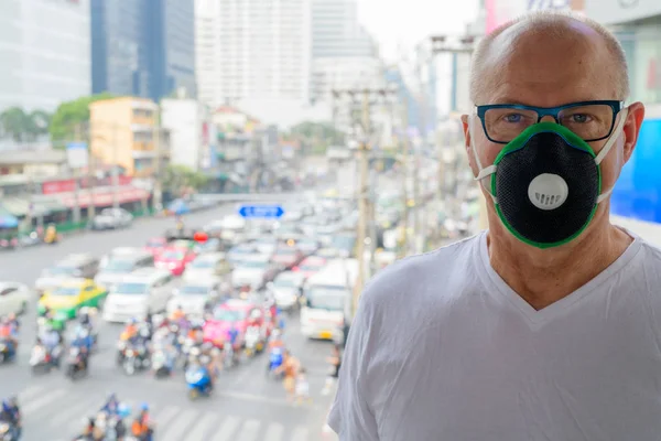 Senior Man Met Masker Beschermen Tegen Verontreiniging Stad — Stockfoto
