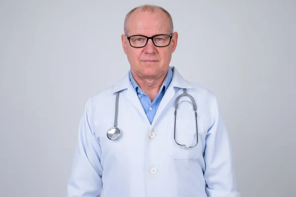 Portret przystojny mężczyzna starszy lekarz z okularów — Zdjęcie stockowe