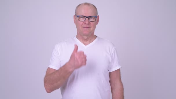 Lycklig stilig senior man ger tummen upp — Stockvideo