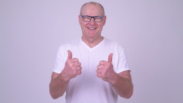 Счастливый красивый пожилой мужчина, показывающий большие пальцы и выглядящий взволнованным — стоковое видео