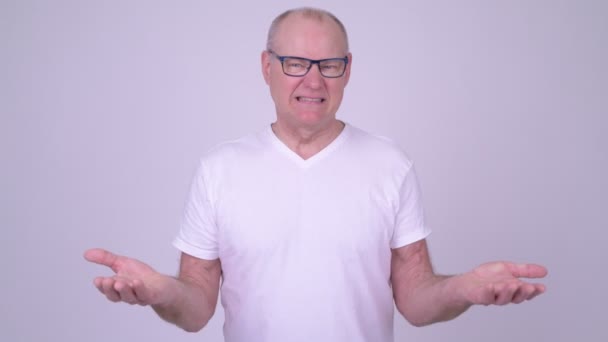 Verward senior man schouderophalend schouders — Stockvideo