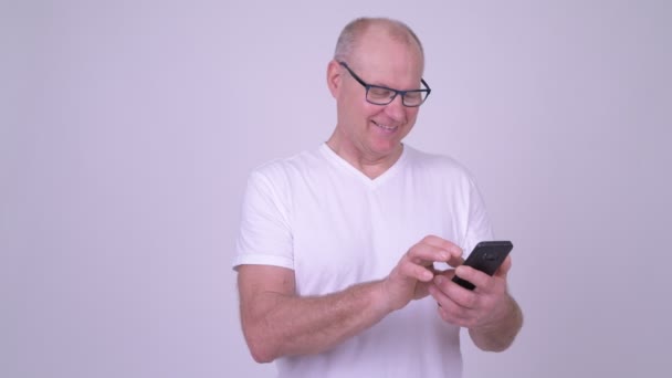 Gelukkig knap senior man via telefoon — Stockvideo