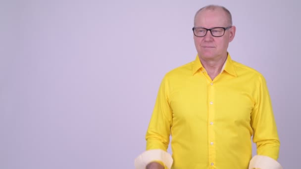 Bir şeyler gösteriyor mutlu yakışıklı üst düzey iş adamı — Stok video