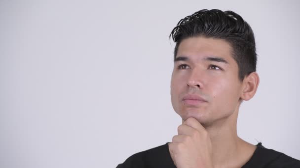 Mutlu genç yakışıklı çok etnik gruptan oluşan adam düşünme — Stok video