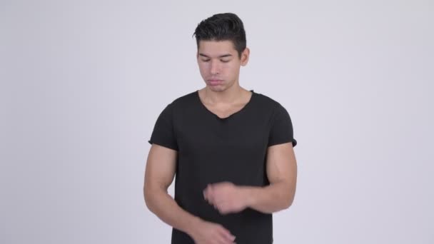 Genç ciddi çok etnik gruptan oluşan adam düşünme — Stok video