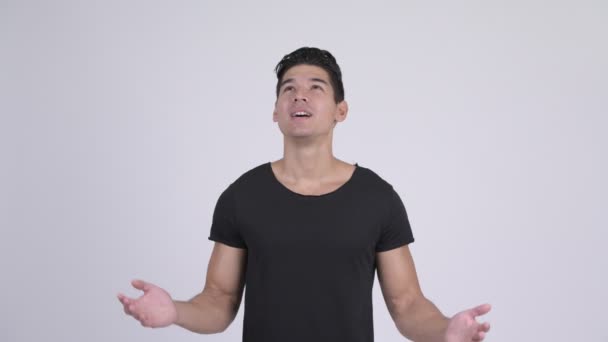 Glücklicher junger gutaussehender multiethnischer Mann, der etwas fängt — Stockvideo