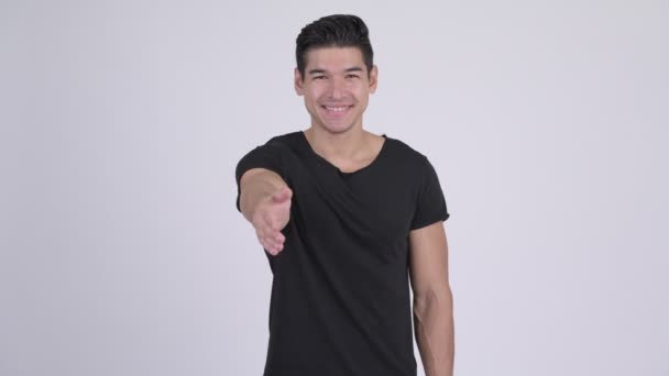 Счастливый молодой привлекательный многонациональный мужчина, дающий рукопожатие — стоковое видео