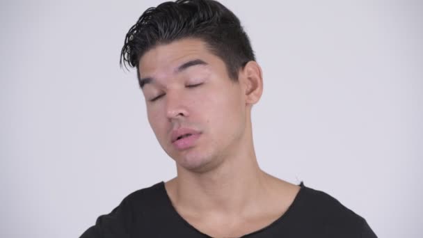 Rostro de joven frustrado hombre multiétnico que parece aburrido y cansado — Vídeo de stock