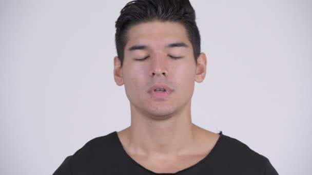 Rosto de jovem feliz multi-étnico homem relaxante com os olhos fechados — Vídeo de Stock