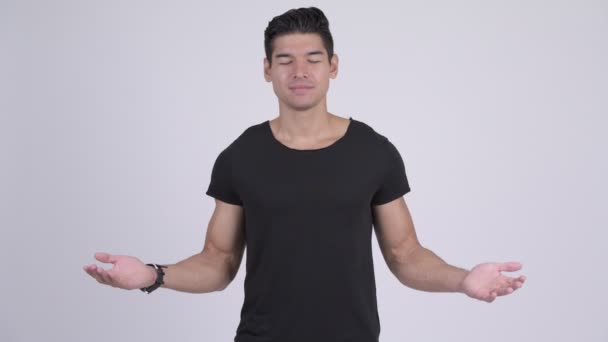 Gelukkig multi-etnische jongeman ontspannen met ogen gesloten — Stockvideo