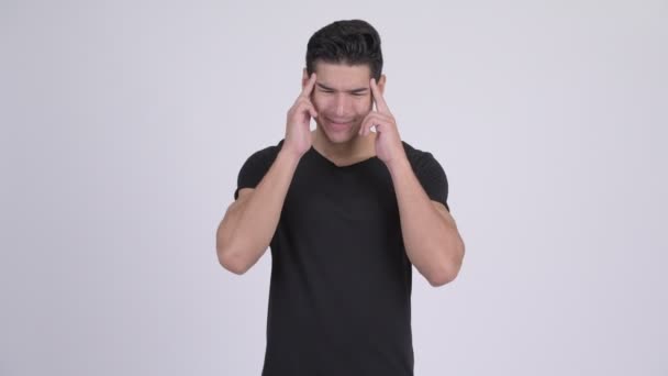 Fiatal hangsúlyozta több-etnikumú ember, miután a fejfájás — Stock videók