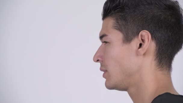 Nahaufnahme Profilbild eines jungen wütenden multiethnischen Mannes schreit — Stockvideo