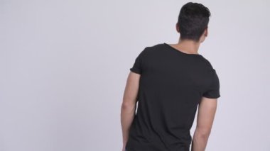 Düşünme ve bekleyen çok etnik gruptan oluşan gencin arkadan görünüş