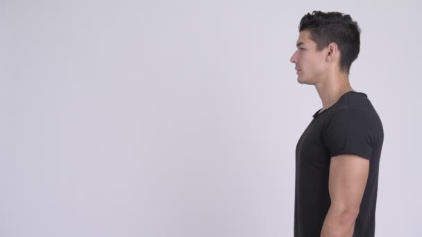 Genç yakışıklı çok etnik gruptan oluşan adam profil görünümü — Stok video