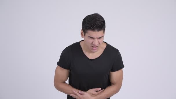 Jovem estressado multi-étnico homem com dor de estômago — Vídeo de Stock